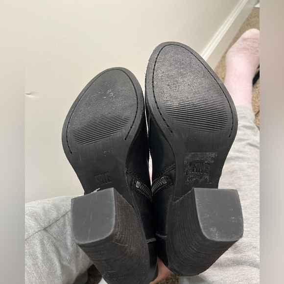 Frye Essa Seam Bootie Black Leather Western Almond Toe Ankle Zip Sz 6.5 - Picture 15 of 15